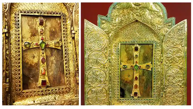 Pedaços de madeira da Arca de Noé em relicário armênio. Pedaços de madeira da Arca de Noé em relicário armênio.