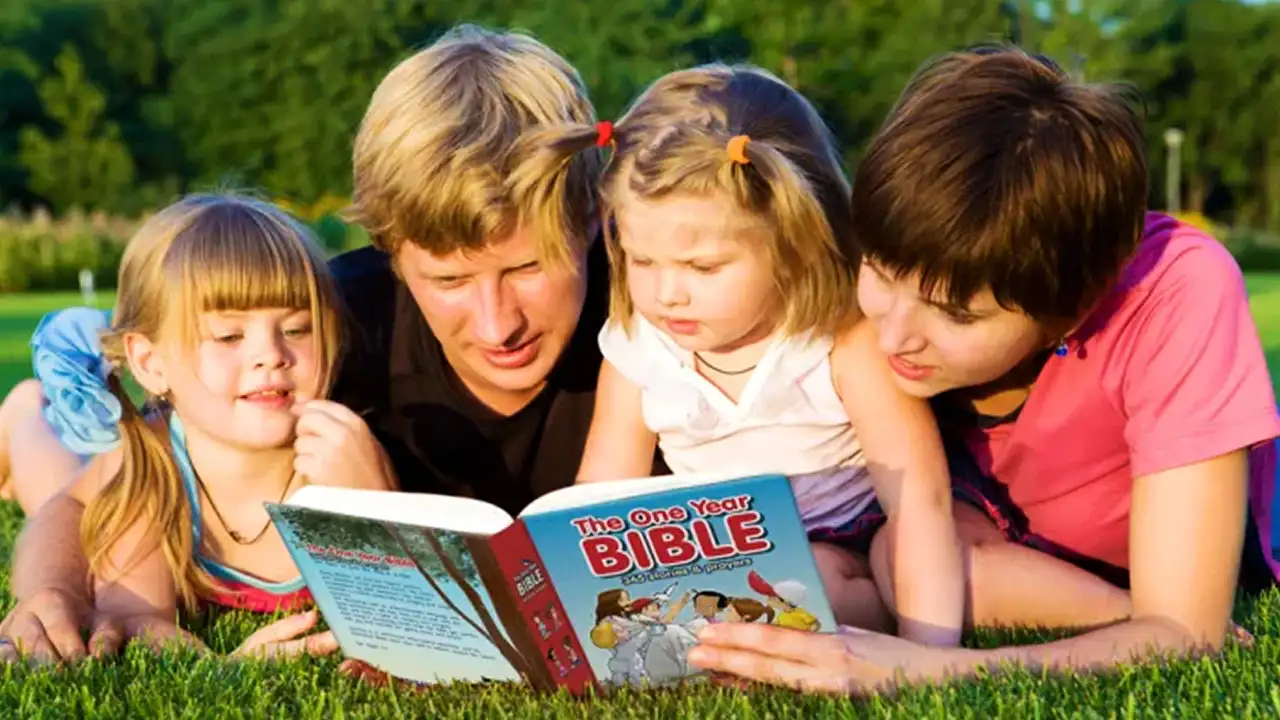 A formação espiritual dos filhos começa dentro de casa. A formação espiritual dos filhos começa dentro de casa.